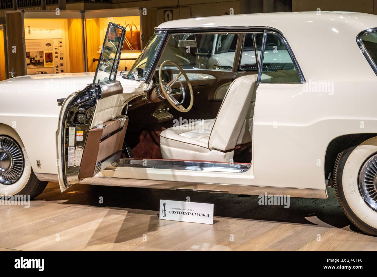 New York, USA. 13. April 2022. Ein Lincoln Continental Mark II aus dem Jahr 1956, der früher Elvis Presley gehörte, wurde 2022 auf der New York International Auto Show im New Yorker Javits Center ausgestellt. Die normalerweise jährliche Show wurde heute eröffnet, nachdem sie in den beiden Vorjahren aufgrund der COVID-19-Pandemie abgesagt wurde. Kredit: Enrique Shore/Alamy Live Nachrichten Stockfoto