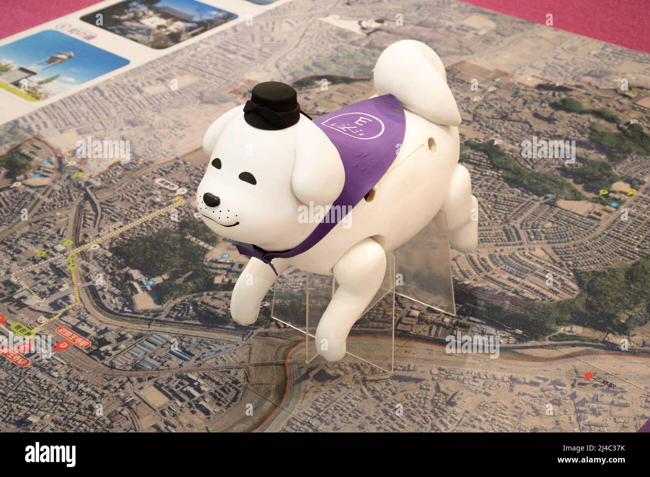 Maskottchen der fliegenden Drohne. Yukimaru Hundecharakter der Stadt Oji in der Präfektur Nara, Japan. Stockfoto