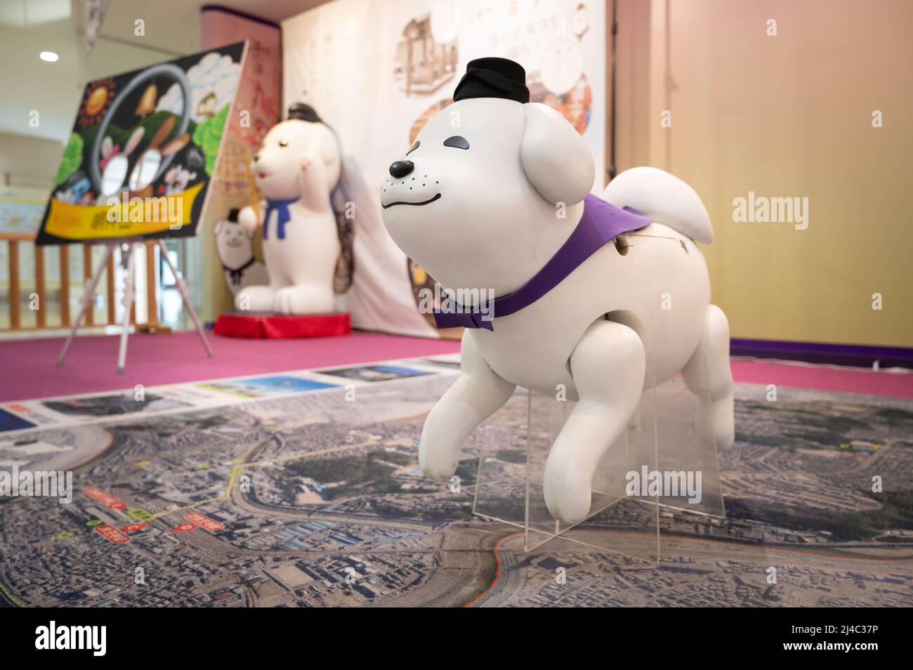 Maskottchen der fliegenden Drohne. Yukimaru Hundecharakter der Stadt Oji in der Präfektur Nara, Japan. Stockfoto