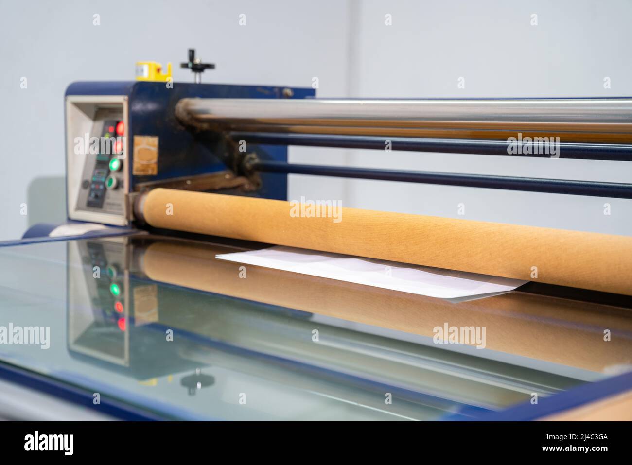 Wärmeübertragungsmaschine in der Werkstatt. Maschine für Screen Shirt. Bekleidungsindustrie Konzept. Stockfoto