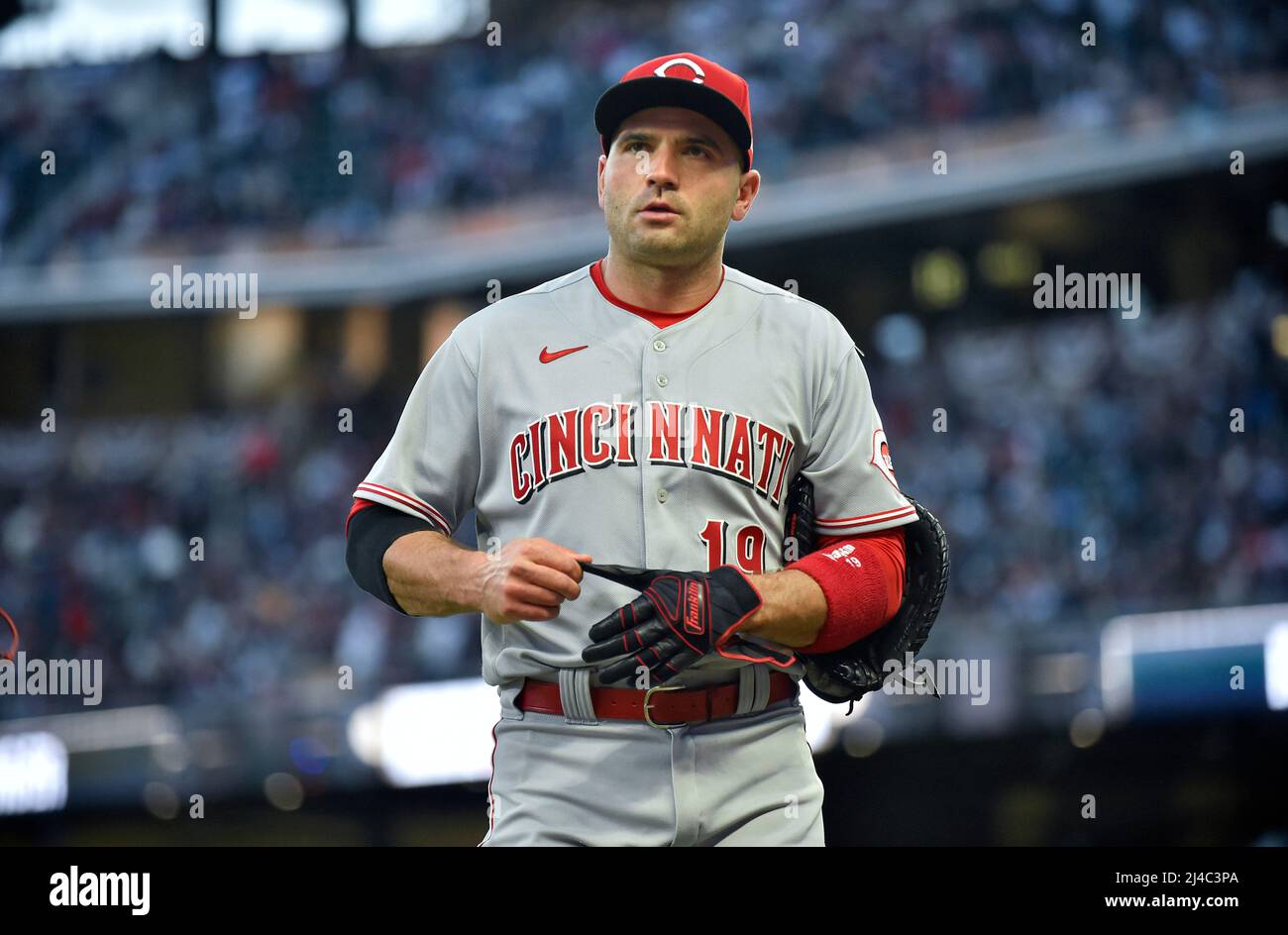 Atlanta, GA, USA. 09. April 2022. Cincinnati Reds-Feldspieler Joey Votto geht am Ende des zweiten Innings eines MLB-Spiels gegen die Atlanta Braves im Truist Park in Atlanta, GA, zurück zum Dugout. Austin McAfee/CSM/Alamy Live News Stockfoto