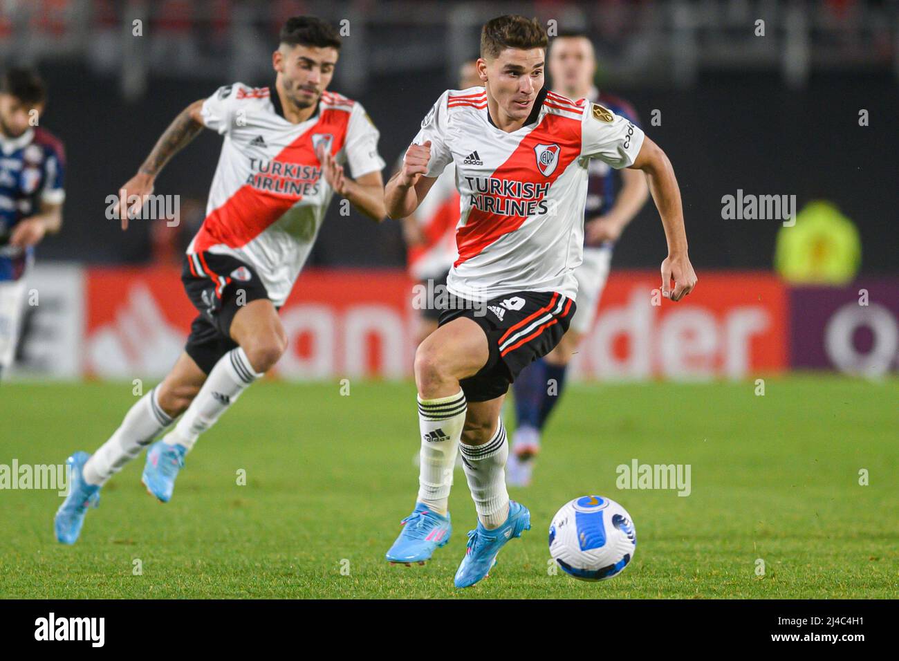 Buenos Aires, Argentinien. 13. April 2022. Julian Alvarez (C) von River Plate in Aktion während des Copa CONMEBOL Libertadores-Spiels 2022 zwischen River Plate und Fortaleza im Estadio Monumental Antonio Vespucio Liberti. Endergebnis; River Plate 2:0 Fortaleza. Kredit: SOPA Images Limited/Alamy Live Nachrichten Stockfoto