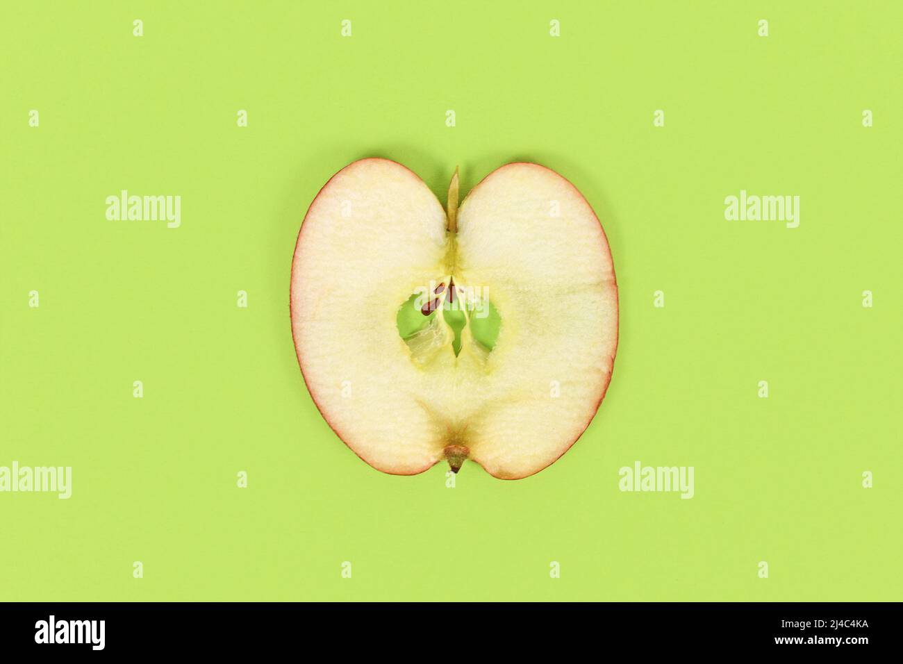 Einzelne Apfelscheiben auf grünem Hintergrund Stockfoto