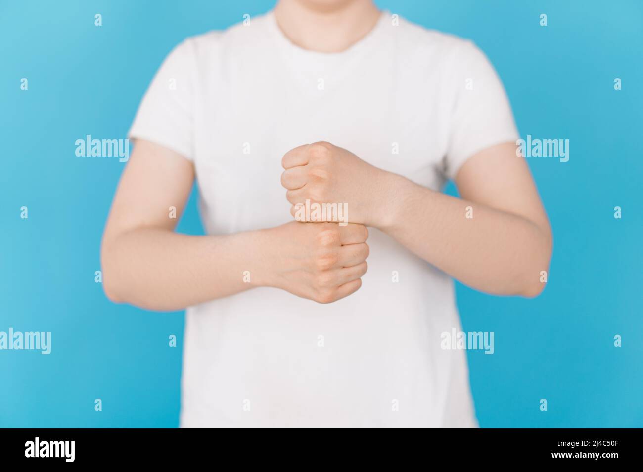 Der Lehrer zeigt das Wort Arbeit in Gesten Stockfoto