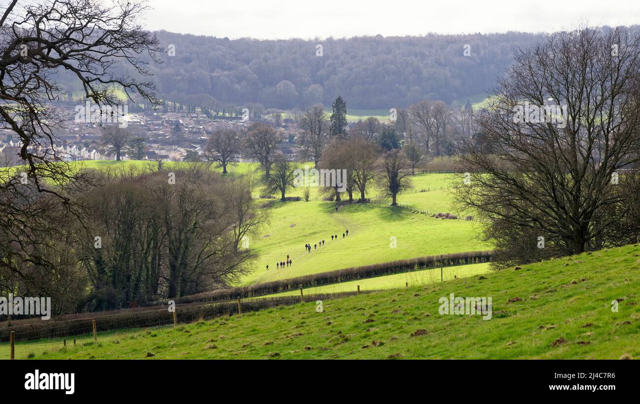 Die Wandergruppe folgt dem Cotswold Way von den Hängen des Cam Peak in Richtung Dursley, Gloucestershire Stockfoto