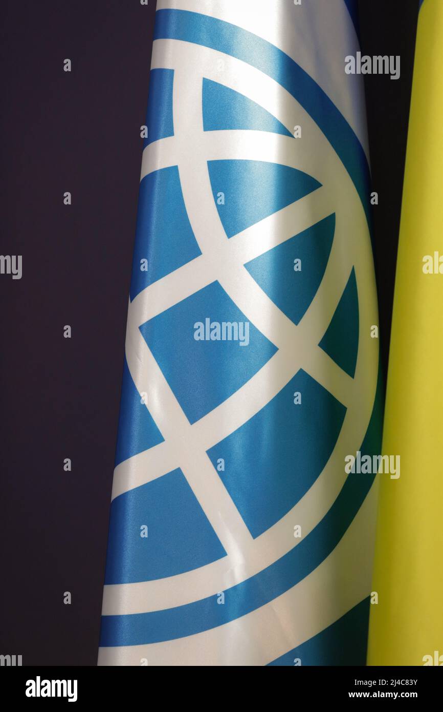 Bukarest, Rumänien - 14. April 2022: Details mit der Weltbank-Flagge. Stockfoto