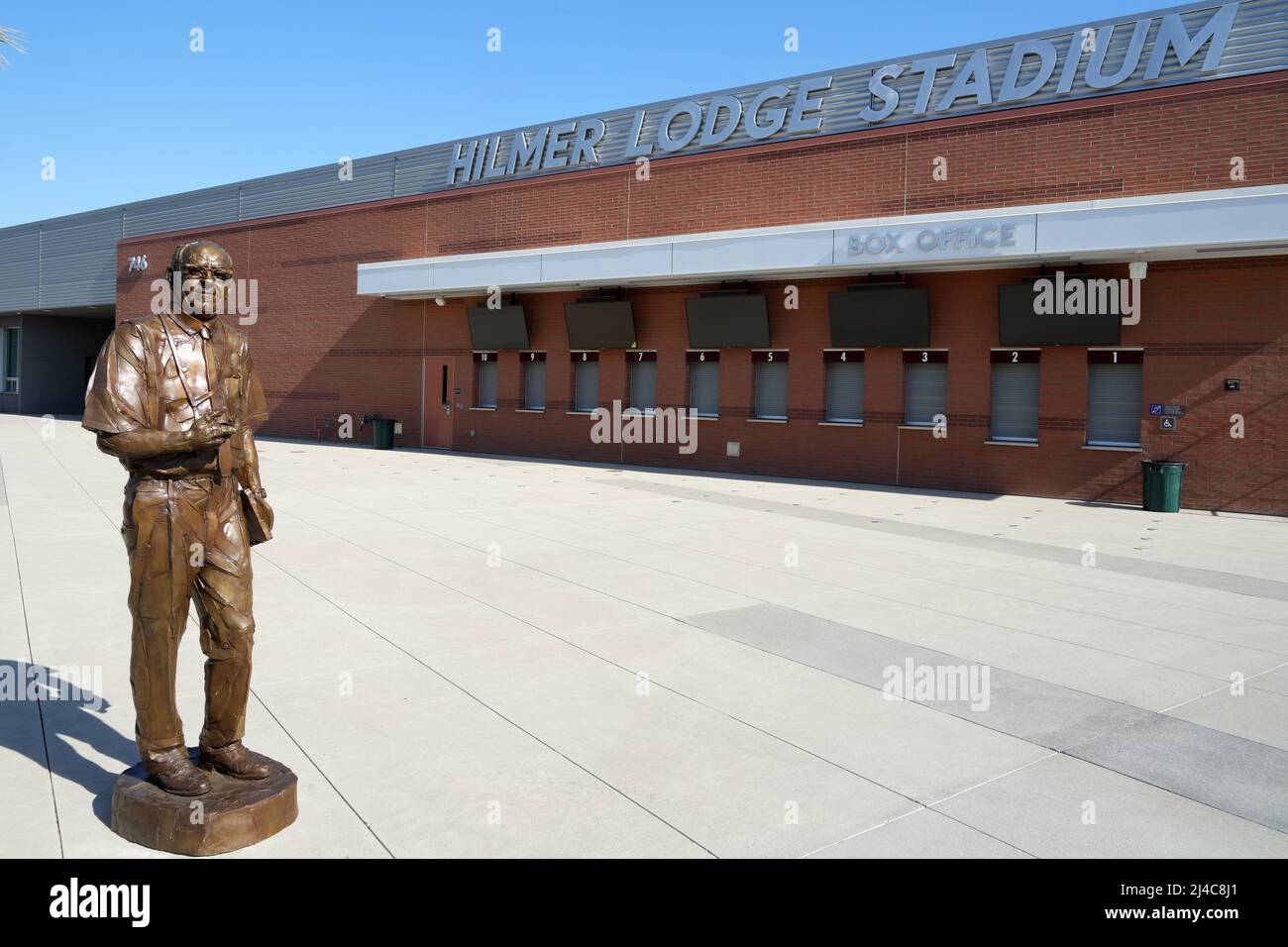 Eine Statue des ehemaligen Mt. San Antonio College Coach Hilmer Lodge am Mt. SAC, Mittwoch, 13. April 2022, in Walnut, Kalif. Stockfoto