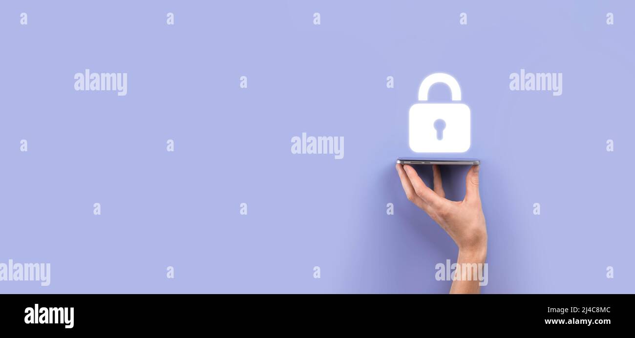 Cyber-Sicherheitsnetzwerk. Schloss-Symbol und Internet-Technologie-Vernetzung. Geschäftsmann zum Schutz personenbezogener Daten auf der virtuellen Schnittstelle. Daten p Stockfoto