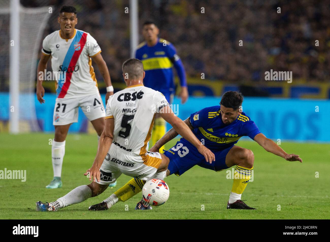 BUENOS AIRES, ARGENTINIEN - 3. APRIL:Alan Varela von Boca Juniors und Dardo Miloc von Arsenal kämpfen während des Spiels zwischen Boca Juniors und um den Ball Stockfoto