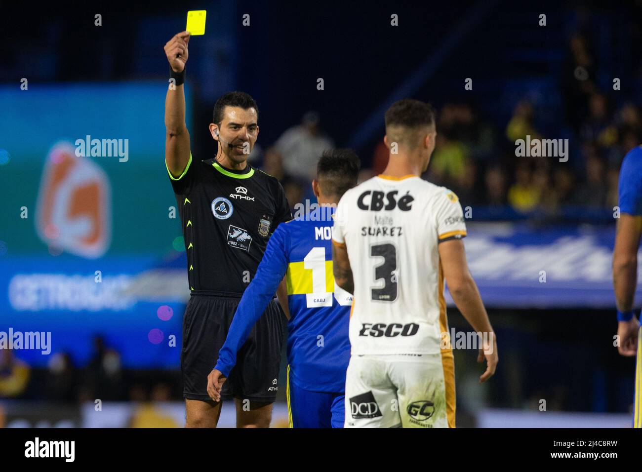 BUENOS AIRES, ARGENTINIEN - 3. APRIL: Leandro Hilfer, Schiedsrichter des Spiels zeigt Aaron Molinas die gelbe Karte während des Spiels zwischen Boca Juniors und Stockfoto