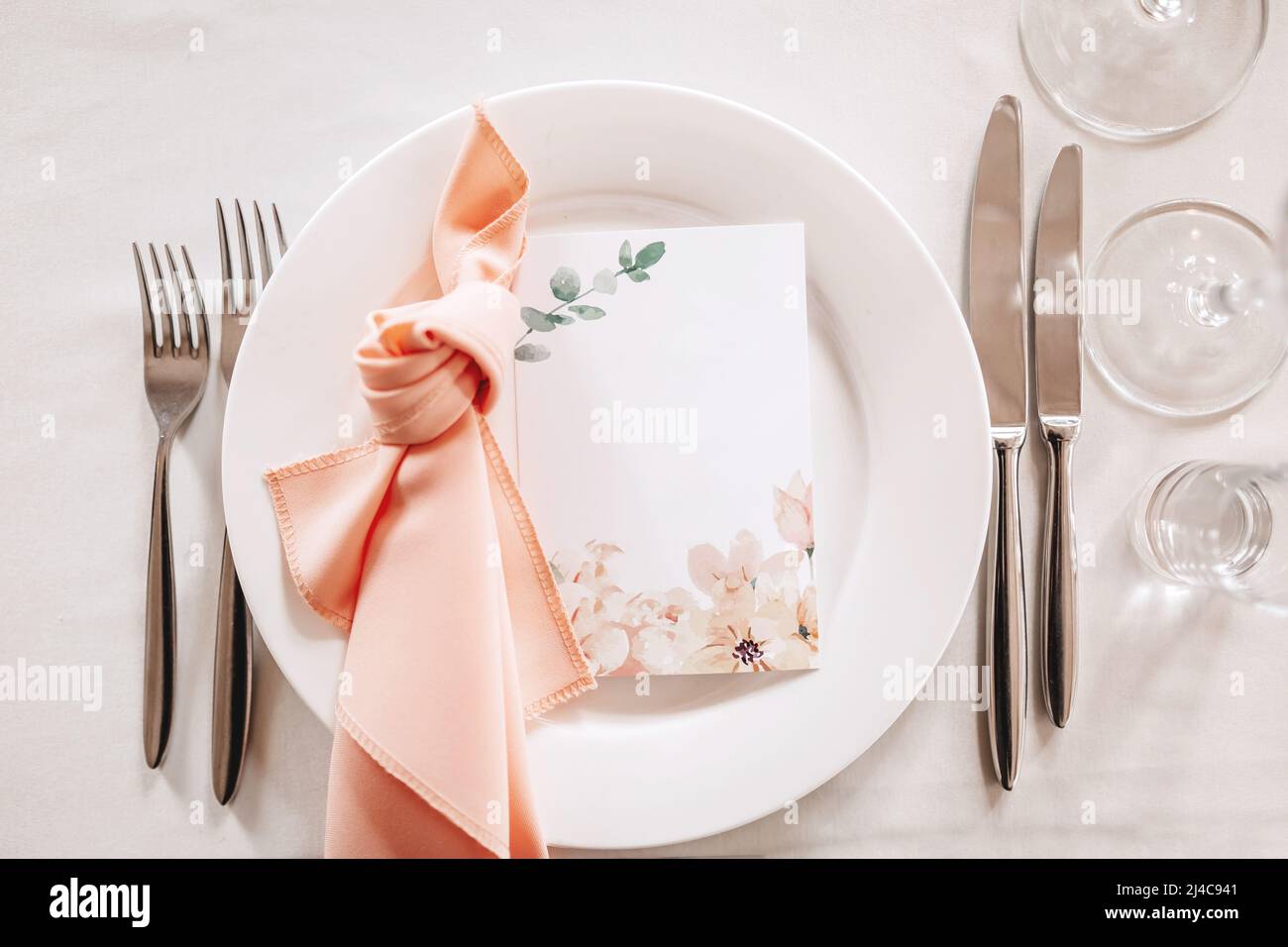 In einem Restaurant in Pastellfarben in Nahaufnahme können Sie an einem luxuriösen Tisch speisen. Tisch für Hochzeitsfeiern für Bankette Stockfoto