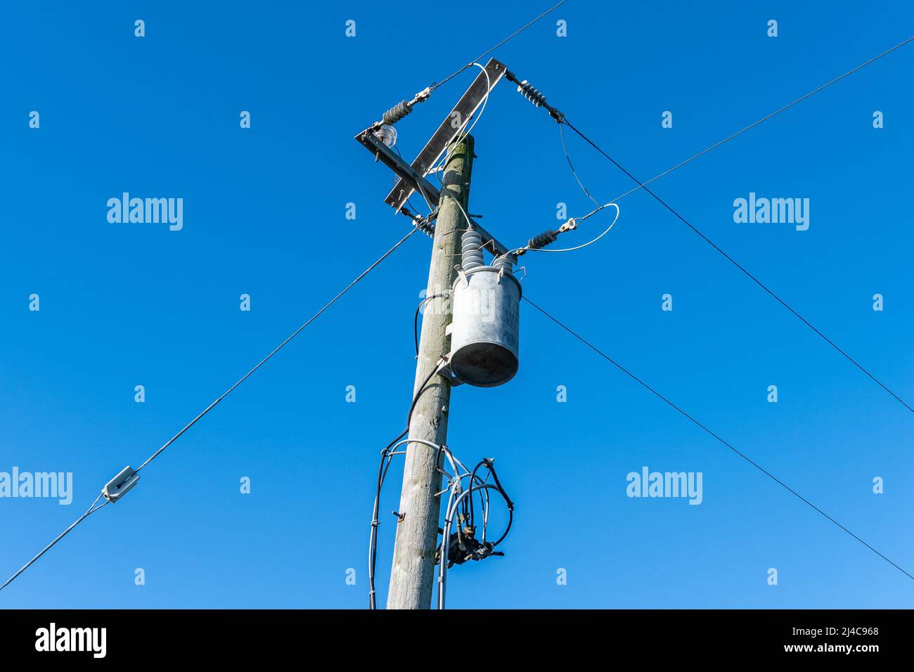 Nahaufnahme von ESB-Strommast und -Kabeln in Irland. Stockfoto