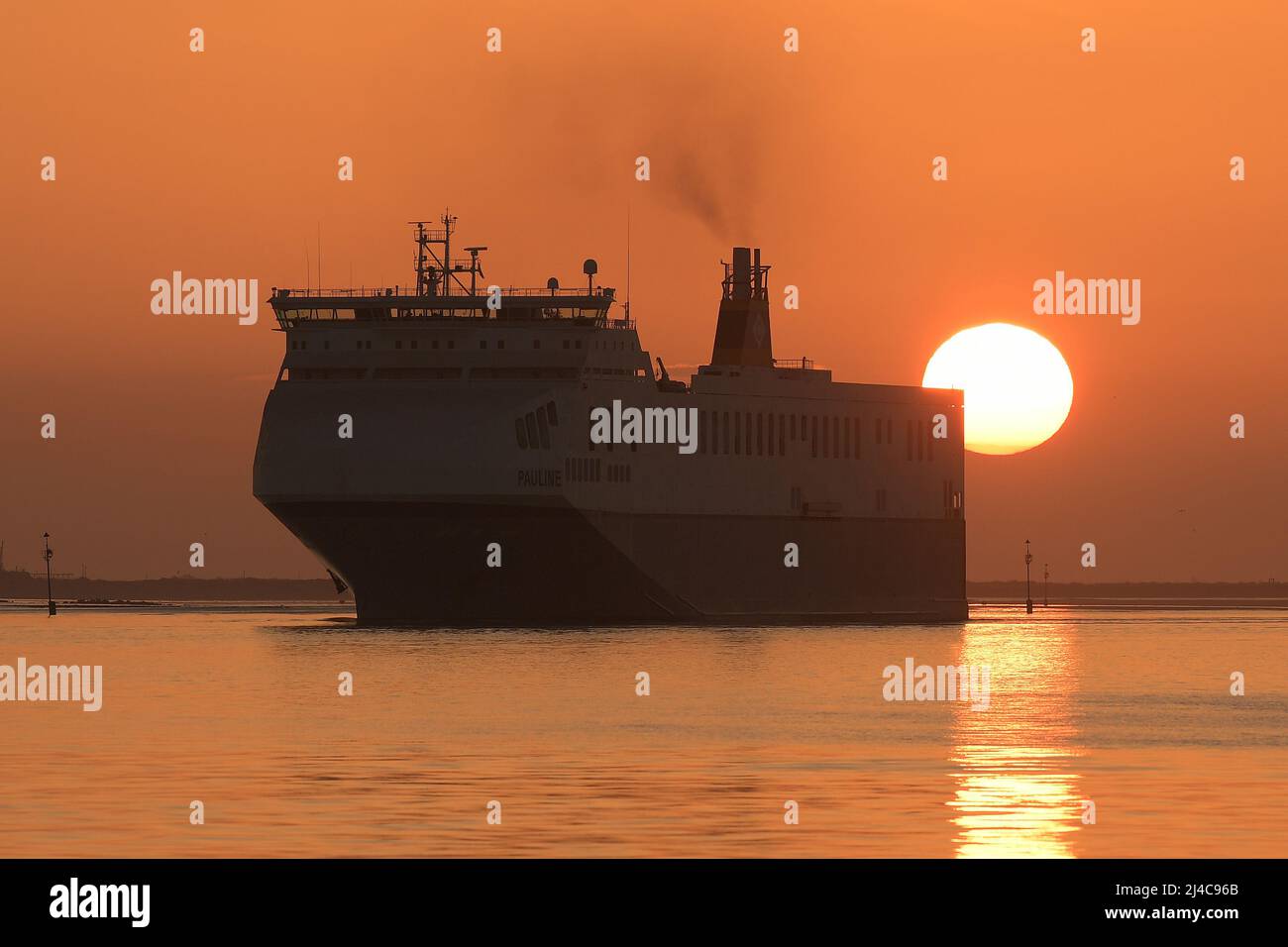 Gravesend Kent, Großbritannien. 14. April 2022. Die Sonne geht über der Themse in der Nähe von Gravesend Kent an dem erwartungsgemäß wärmsten Tag des Jahres 2022 auf, soweit sich das Land auf das Osterwetter und feine, überdurchschnittliche Temperaturen vorbereitet. Quelle: MARTIN DALTON/Alamy Live News Stockfoto