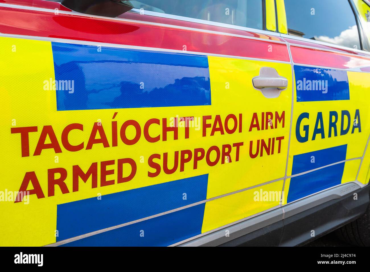 Ein Fahrzeug der bewaffneten Unterstützungseinheit Garda Síochána (Irish Police Force). Stockfoto