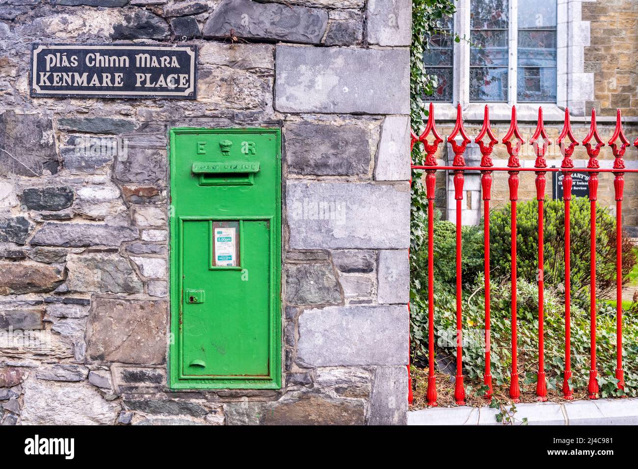 Irischer Briefkasten in Killarney, County Kerry, Irland. Stockfoto