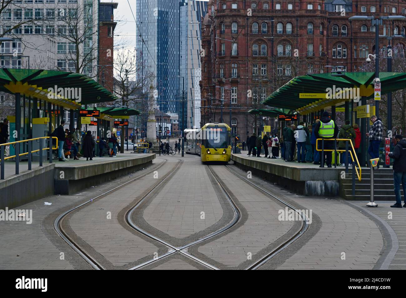 MANCHESTER. GREATER MANCHESTER. ENGLAND. 04-10-22. St. Peter's Square Metrolink hält mit dem Midland Hotel im Hintergrund. Stockfoto