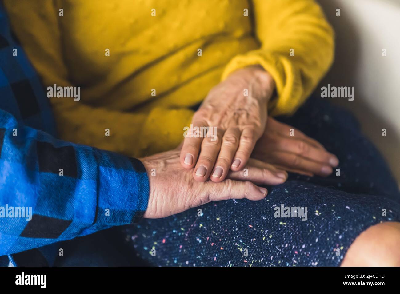 Nahaufnahme von kaukasischen faltigen Händen zusammen. Ältere Paare, die sich gegenseitig unterstützen. Hochwertige Fotos Stockfoto