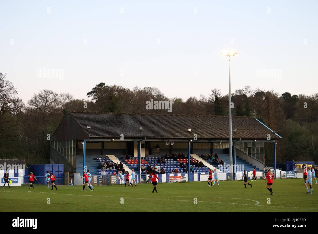 Gesamtansicht des Hanbury Park Stadions in Haywards Heath vor dem Spiel der FA Women's National League Southern Premier zwischen Crawley Wesps und Gillingham at . 13.. April 2022 Stockfoto