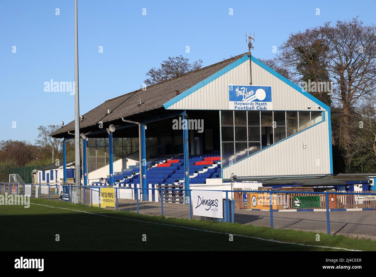 Gesamtansicht des Hanbury Park Stadions in Haywards Heath vor dem Spiel der FA Women's National League Southern Premier zwischen Crawley Wesps und Gillingham at . 13.. April 2022 Stockfoto