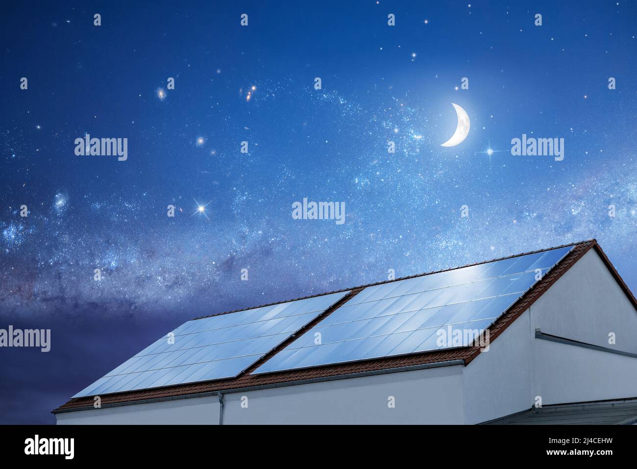 Dach mit Sonnenkollektoren in der Nacht bedeckt Stockfoto