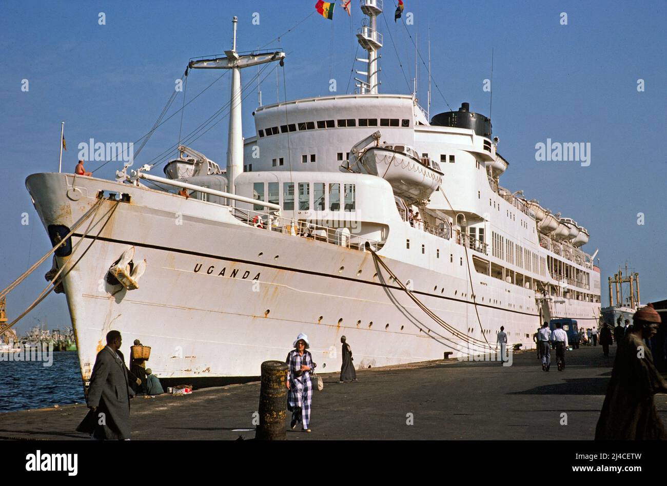 Das SS Uganda-Kreuzschiff wurde 1952 als Passagierschiff am Kai in Dakar, Senegal, Westafrika, gebaut, als es 1978 als pädagogisches Kreuzschiff operiert Stockfoto