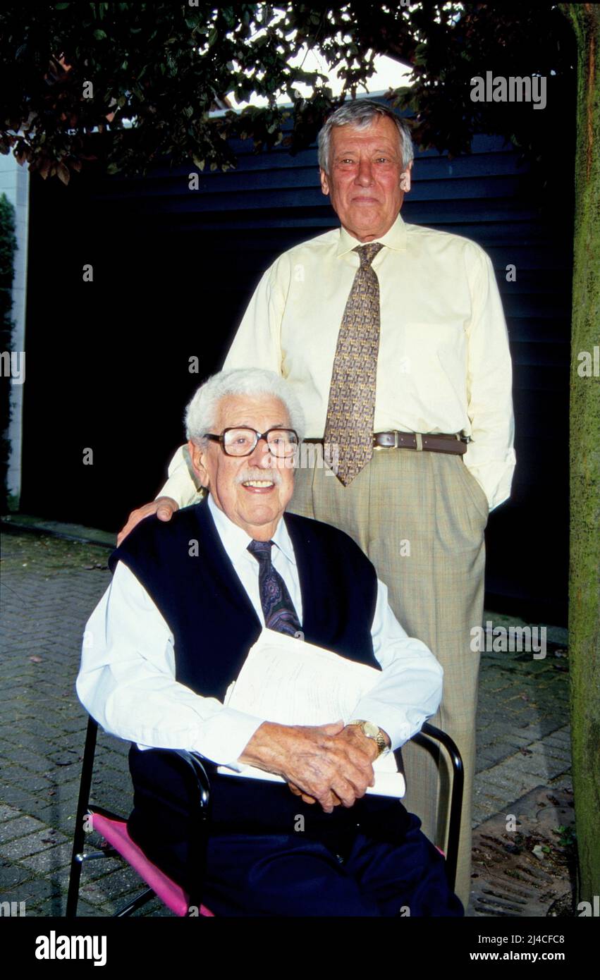 Willy Millowitsch, deutscher Schauspieler, Volksschauspieler, Regisseur und Sänger, mit Dietmar Schönherr in einer Drehpause zu 'Vorbei ist vorbei', Deutschland 1995. Stockfoto