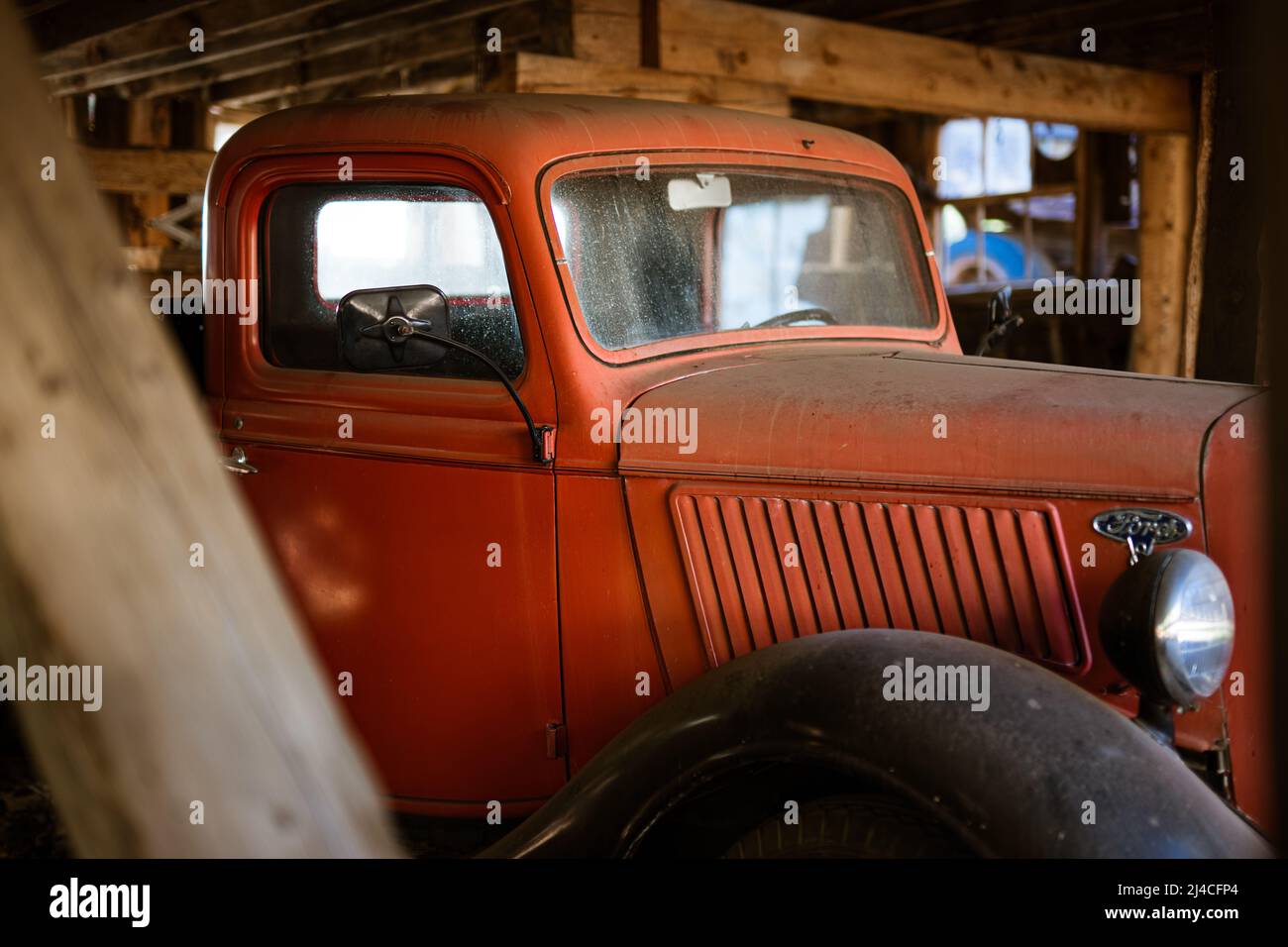 Alte rote Ford LKW in einer Holzgarage Stockfoto