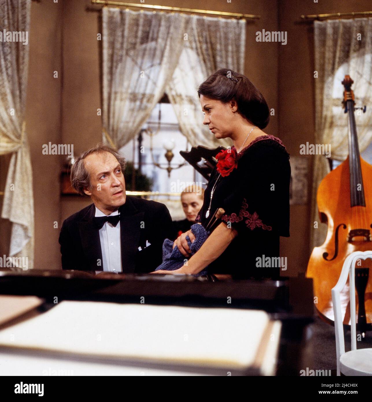 Das Orchester, TV-Aufzeichnung eines Konzertstücks von Jean Anouilh, Deutschland, 1979, Regie: Dietrich Haugk, Szene: Ernst Stankovski, Ernie Mangold, Mitte hinten, Sylvia Lukan. Das Orchester, Fernsehaufnahme eines Theaterstücks von Jean Anouilh, Deutschland, 1979, Regie Dietrich Haugk, Szene: Ernst Stankovski, Ernie Mangold, Mitte zurück, Sylvia Lukan Stockfoto