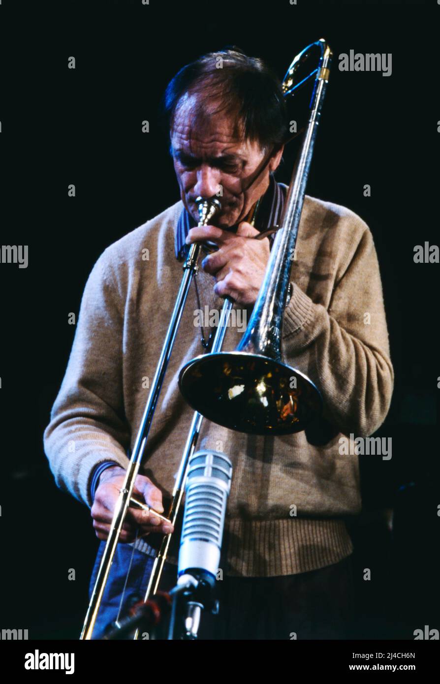 Jazz Fest Berlin, Philharmonie, Deutschland, 1985, Posaunist Albert Mangelsdorff. Jazz Fest Berlin, Philharmonie, Deutschland, 1985, deutscher Posaunist Albert Mangelsdorff. Stockfoto