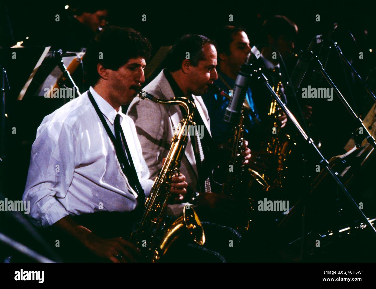 Jazz Fest Berlin, Philharmone, Deutschland, 1987, im Bild: Bob Mintzer, amerikanischer Jazzsaxophonist und Fusion-Musiker, auf dem Bild mit Big Band. Jazz Fest Berlin, Philharmonie, Deutschland, 1987, Bob Mintzer, Amerikanischer Jazz-Saxophonist und Fusion-Musiker, auf dem Foto mit Bob Mintzer Bigband. Stockfoto