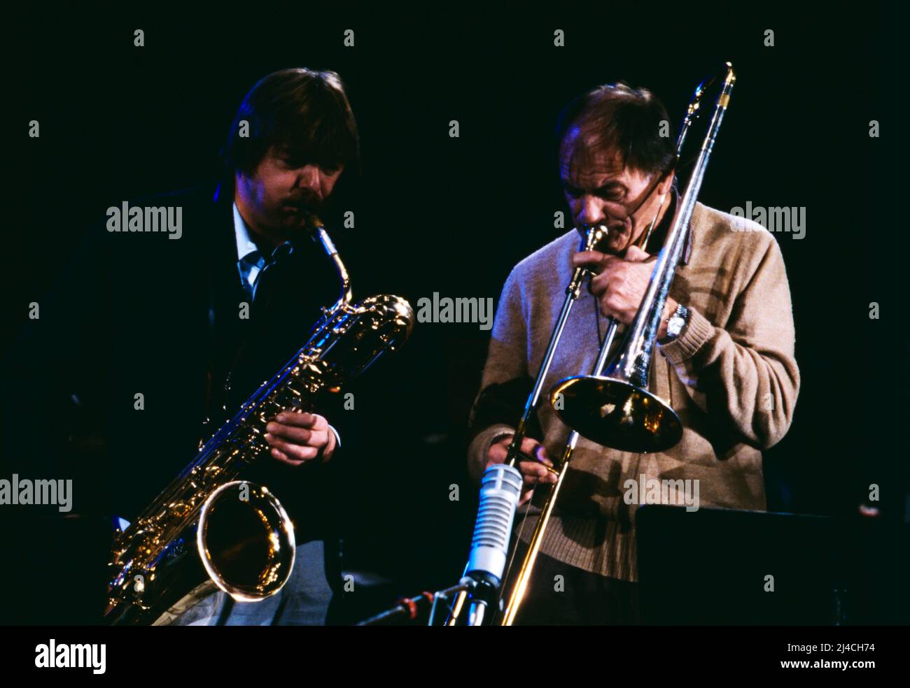 Jazz Fest Berlin, Philharmonie, Deutschland, 1985, Albert Mangelsdorff Duo mit John Surman, englischem Jazzsaxophonist und Albert Mangelsdorf, Posaunist. Jazz Fest Berlin, Philharmonie, Deutschland, 1985, Albert Mangelsdorff Duo mit John Surman, englischem Jazzsaxophonisten und Albert Mangelsdorff, deutschem Posaunisten. Stockfoto