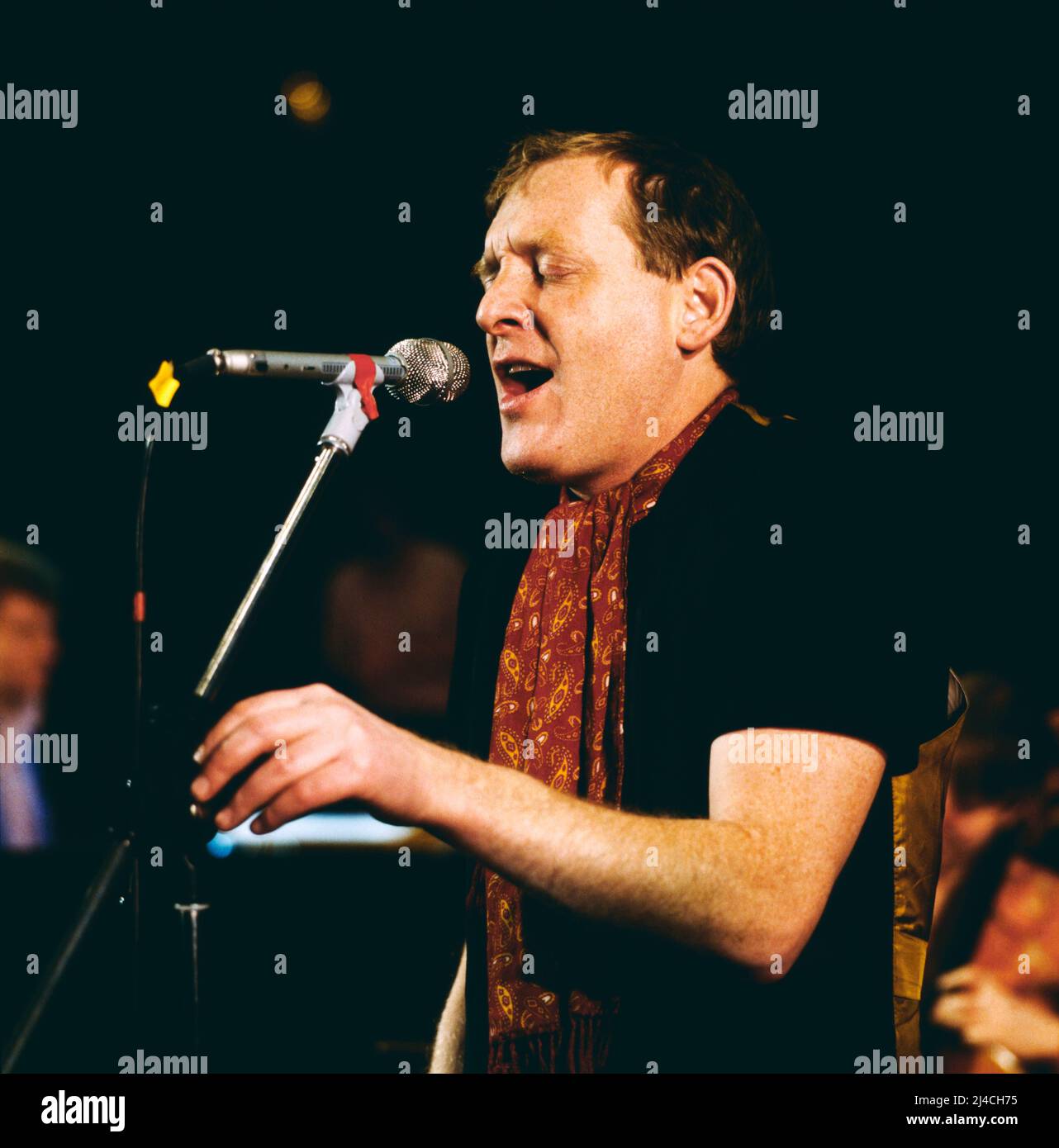 Jazz Fest Berlin, Philharmonie, Deutschland, 1980, Phil Minton, englischer Jazztrompeter und Sänger im Bereich Avantgarde Jazz Improvisation, Auftritt mit Mike Westbrook Brass Band plus friends. Jazz Fest Berlin, Philharmonie, Deutschland, 1980, Phil Minton, Englischer Jazz-Trompeter und Sänger in avantgardistischer Jazz-Improvisation, mit Mike Westbrook Brass Band und Freunden. Stockfoto