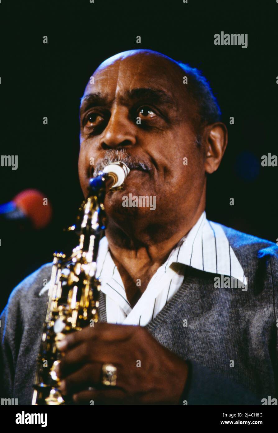 Jazz Fest Berlin, Philharmonie, Deutschland, 1989, Benny Carter, Amerikanischer Jazzsaxophonist, gemeinsamer Auftritt mit der WDR Big Band. Jazz Fest Berlin, Philharmonie, Deutschland, 1989, Benny Carter, Amerikanischer Jazz-Saxophonist, gemeinsamer Auftritt mit der WDR Bigband. Stockfoto