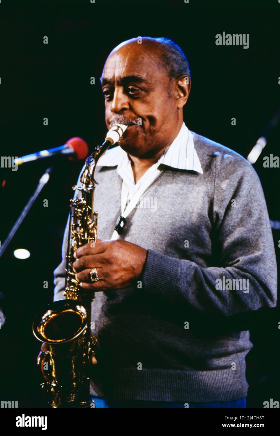 Jazz Fest Berlin, Philharmonie, Deutschland, 1989, Benny Carter, Amerikanischer Jazzsaxophonist, gemeinsamer Auftritt mit der WDR Big Band. Jazz Fest Berlin, Philharmonie, Deutschland, 1989, Benny Carter, Amerikanischer Jazz-Saxophonist, gemeinsamer Auftritt mit der WDR Bigband. Stockfoto
