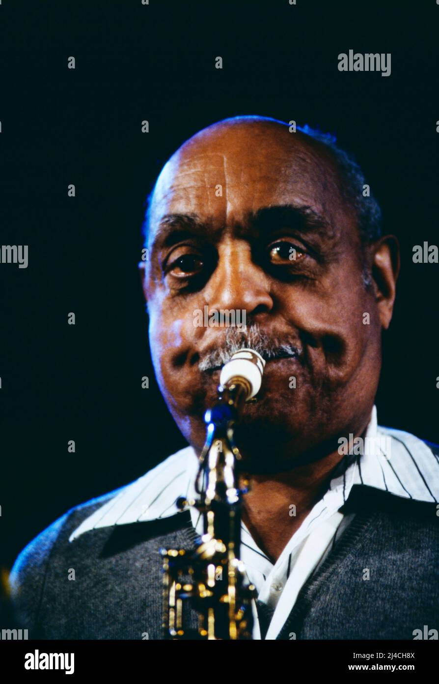 Jazz Fest Berlin, Philharmonie, Deutschland, 1989, Benny Carter, Amerikanischer Jazzsaxophonist, gemeinsamer Auftritt mit der WDR Big Band. Jazz Fest Berlin, Philharmonie, Deutschland, 1989, Benny Carter, Amerikanischer Jazz-Saxophonist, gemeinsamer Auftritt mit der WDR Bigband. Stockfoto