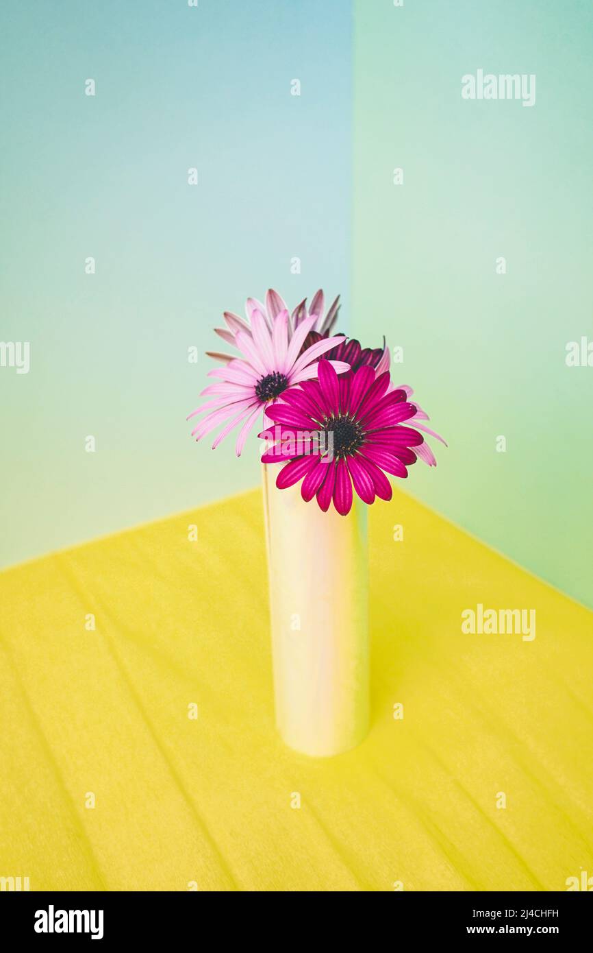 Blumenstrauß in einer schillernden Vase Stockfoto