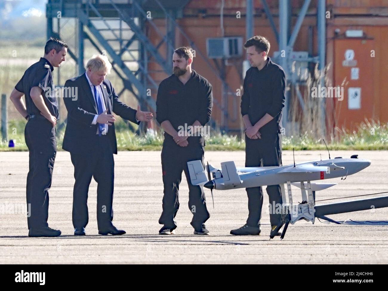 Premierminister Boris Johnson betrachtet eine Drohne während eines Besuchs auf dem Flughafen Lydd in Kent. Bilddatum: Donnerstag, 14. April 2022. Stockfoto