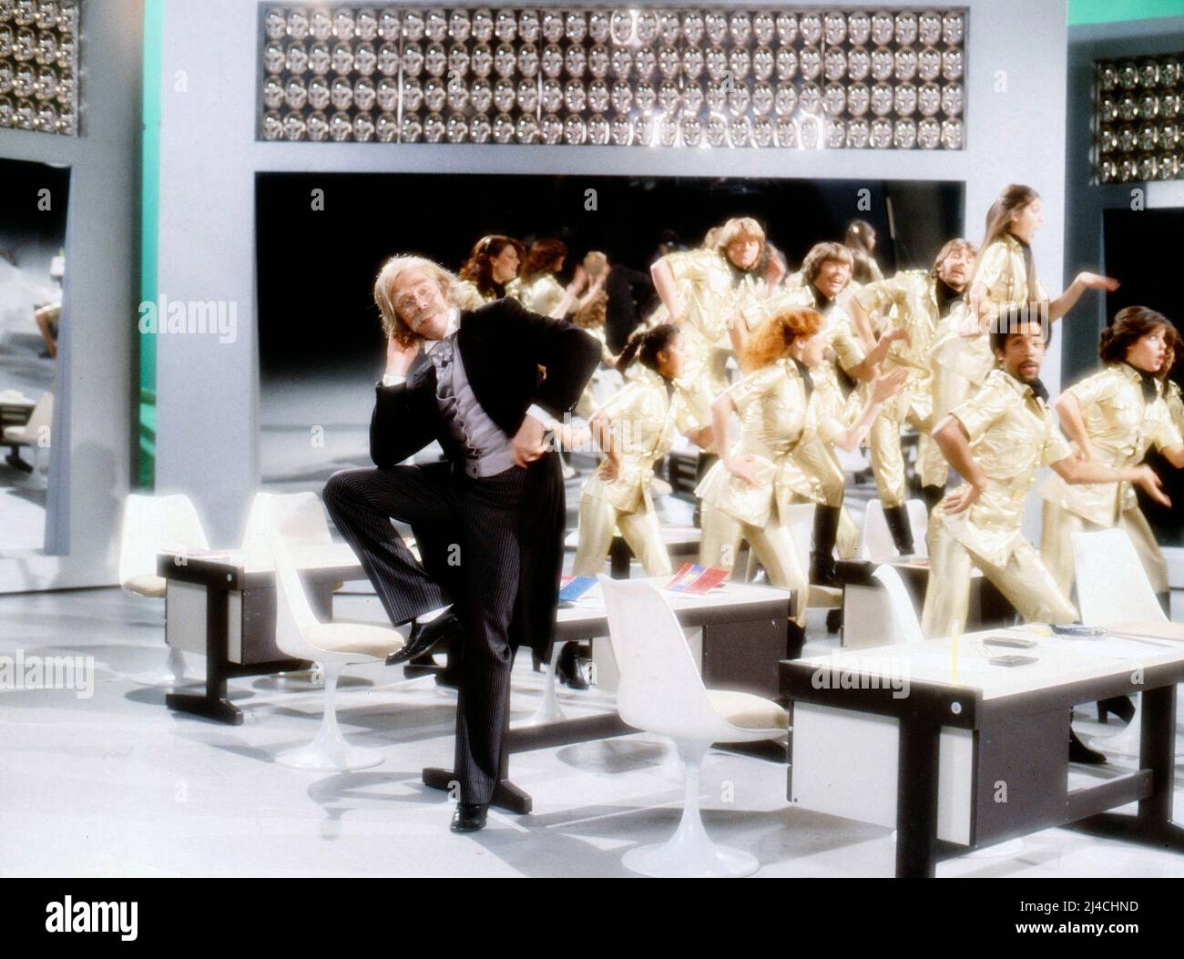 Hallo Peter, ZDF Musikshow, Deutschland, 1981, im Bild: Peter Kraus mit den Nigel Lythgoe Dancers. Hallo Peter, TV-Musikshow, Deutschland, 1981, auf dem Foto: Peter Kraus mit den Nigel Lythgoe-Tänzern. Stockfoto
