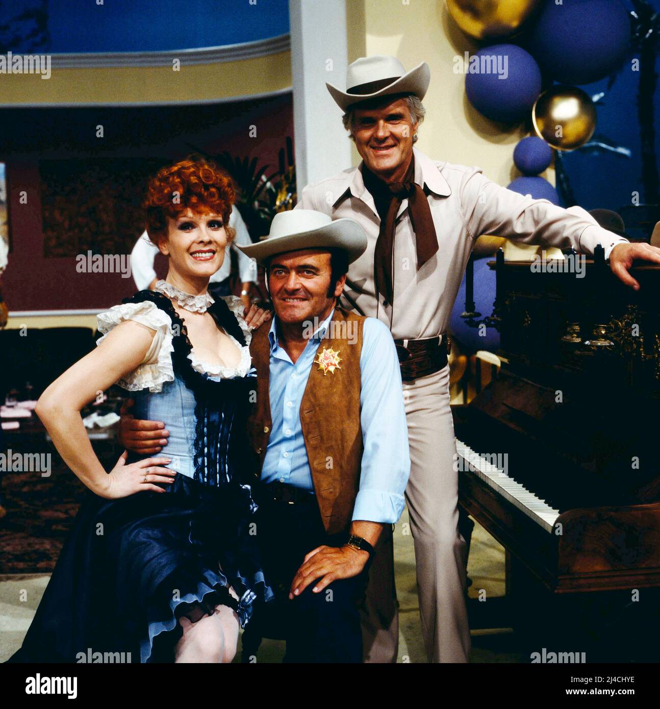 Die nächste Party kommt bestimmt, ZDF Unterhaltungssagung, Deutschland, 1980, im Bild: Elisabeth Volkmann mit Musikern und Big-Band-Leader Max Greger und Countrymusik Sänger Ralf Paulsen. Die naechste Party kommt bestimmt, TV Entertainment, Deutschland, 1980, auf dem Foto: Elisabeth Volkmann mit dem Musiker und Big-Band-Leader Max Greger und dem Country-Sänger Ralf Paulsen. Stockfoto