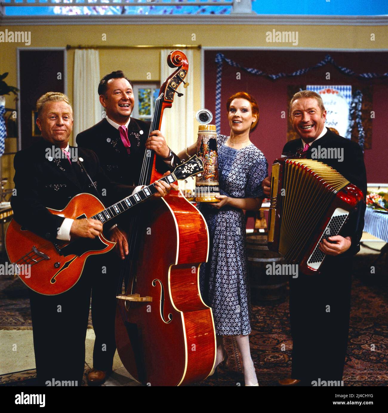 Die nächste Party kommt bestimmt, ZDF Unterhaltung, Deutschland, 1980, im Bild: Gastgeberin Elisabeth Volkmann mit den 3 Moosachern, auch bekannt als drei lustige Moosacher, das Münchner Trio der Volksmusik: Georg Niedermeier, Gitarre, Rudolf Schneider, Kontrabass, Hans Döring, Akkordeon. Die naechste Party kommt bestimmt, TV Entertainment, Deutschland, 1980, auf dem Foto: Moderatorin Elisabeth Volkmann mit den 3 Moosacher, auch bekannt als die drei lustigen Moosacher, dem Münchner Trio der bayerischen Volksmusik: Georg Niedermeier, Gitarre, Rudolf Schneider, Kontrabass, Hans Doering, Akkordeon. Stockfoto