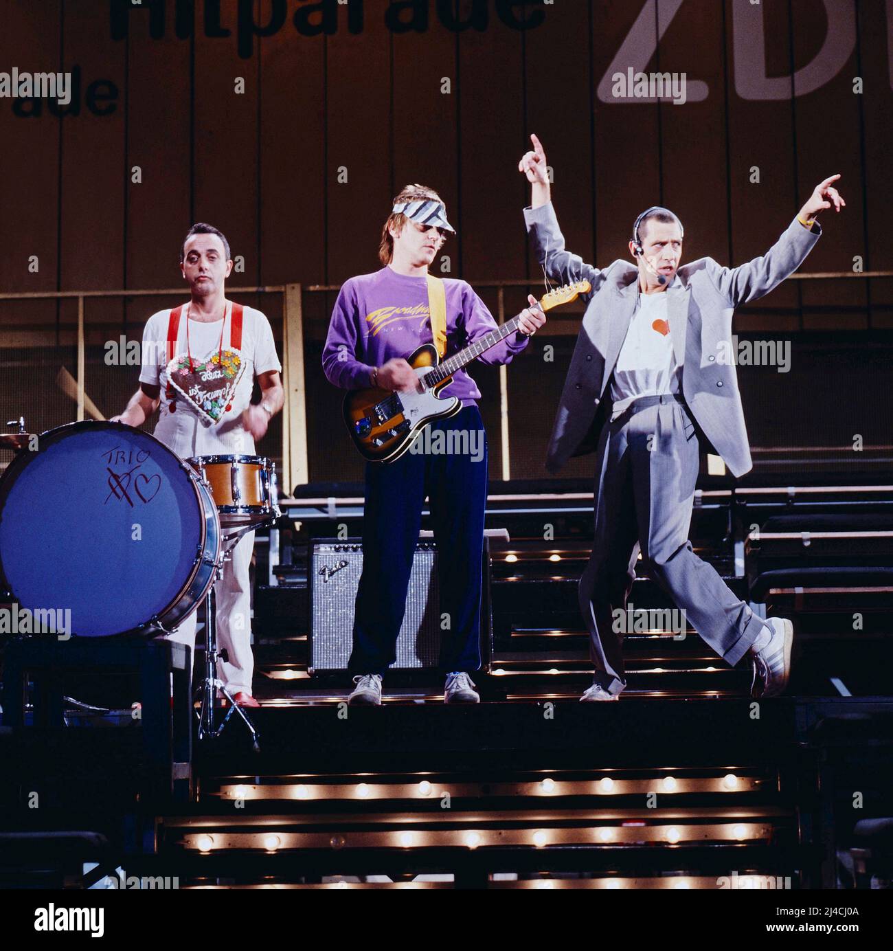 ZDF Hitparade, Musiksendung, Trio, deutsche Band, im Bild: Schlagzeuger Peter Behrens, Gitarrist Kralle Krawinkel, Sänger Stephan Remmler, Deutschland, 1983. ZDF Hitparade, Chartshow, Trio, Deutsche Band, auf dem Foto, Schlagzeuger Peter Behrens, Gitarrist Kralle Krawinkel, Sänger Stephan Remmler, Deutschland, 1982. Stockfoto