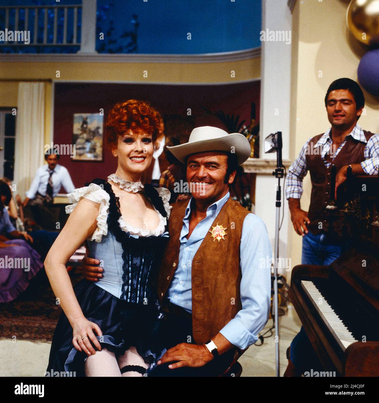 Die nächste Party kommt bestimmt, ZDF Unterhaltung, Deutschland, 1980, im Bild: Elisabeth Volkmann mit Musiker und Big-Band-Leader Max Greger. Die naechste Party kommt bestimmt, TV Entertainment, Deutschland, 1980, auf dem Foto: Elisabeth Volkmann mit Musiker und Big-Band-Leader Max Greger Stockfoto