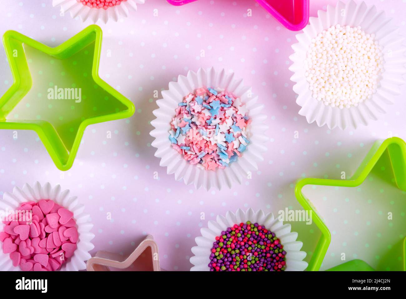 Backen von Keksen für Kinder. Dekorationen, Streuseln. Draufsicht. Stockfoto