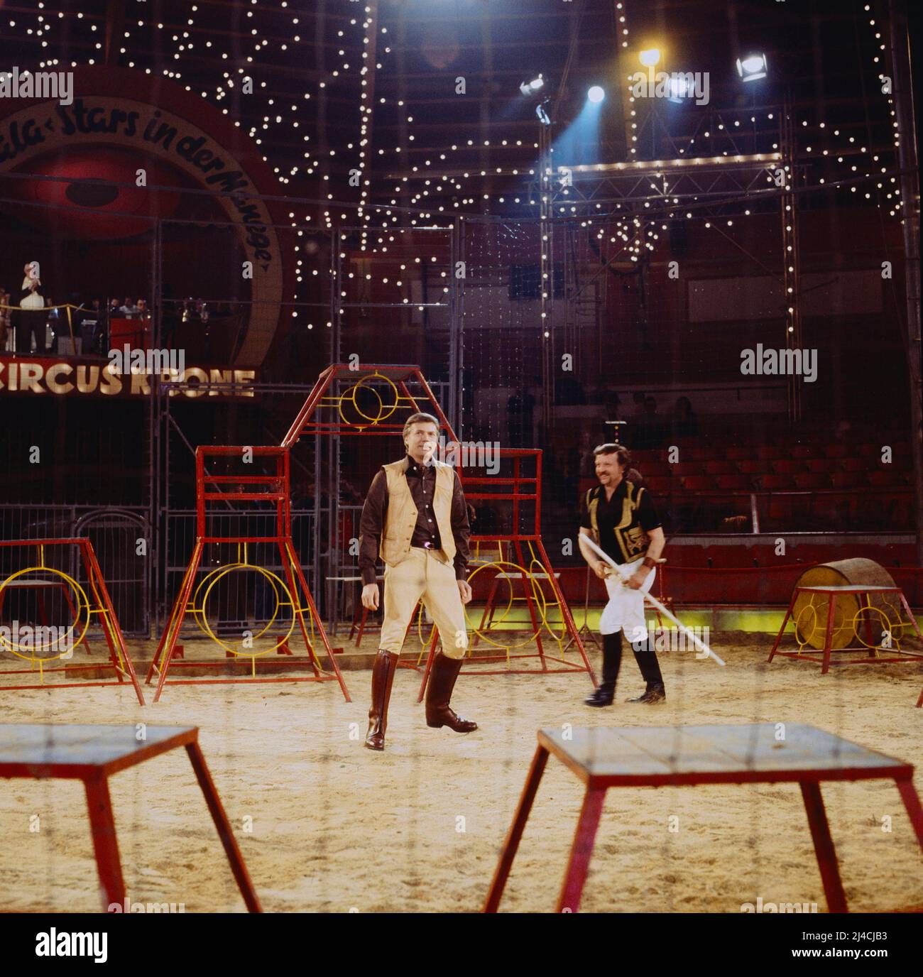 Stars in der Manege, AZ Gala, ZDF-Aufzeichnung aus dem Circus Krone in München, Deutschland, 1978, im Bild: Schauspieler Karlheinz Böhm als Dompteur. Stars in der Manege, Gala, TV-Aufnahme vom Circus Krone in München, Deutschland, 1978, im Bild: Schauspieler Karlheinz Boehm als Zirkusbändiger im Ring. Stockfoto