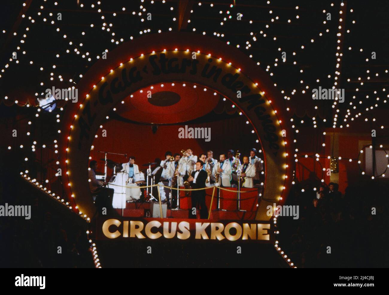 Stars in der Manege, AZ Gala, ZDF-Aufzeichnung aus dem Circus Krone in München, Deutschland, 1978, im Bild: Zirkusorchester mit Bandleader Max Greger. Stars in der Manege, Gala, TV-Aufnahme vom Circus Krone in München, 1978, im Bild: Zirkusorchester mit Bandleader Max Greger. Stockfoto