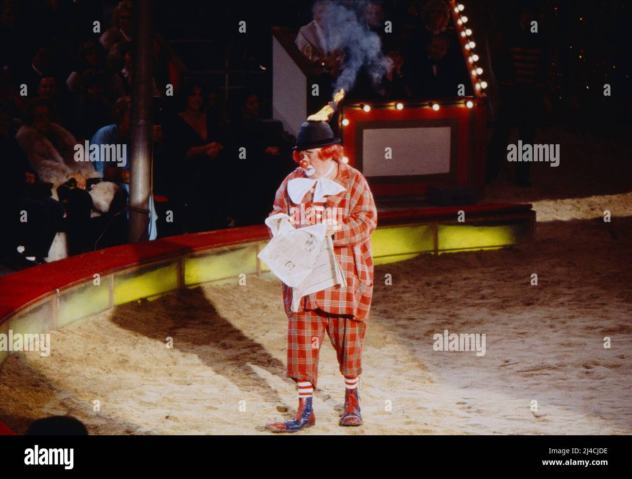 Stars in der Manege, AZ Gala, ZDF-Aufzeichnung aus dem Circus Krone in München, Deutschland, 1978, im Bild: Schauspieler Siegfried Lowitz als Zirkusclown. Stars in der Manege, Gala, TV-Aufnahme vom Circus Krone in München, 1978, im Bild: Schauspieler Siegfried Lowitz als Circus Clown. Stockfoto