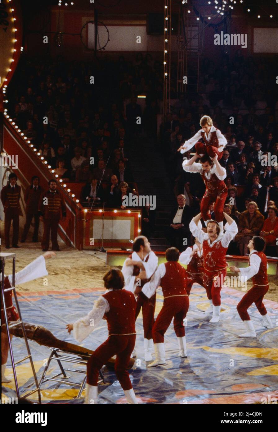 Stars in der Manege, AZ Gala, ZDF-Aufzeichnung aus dem Circus Krone in München, Deutschland, 1978, im Bild: Zirkusnummer mit Akrobaten. Stars in der Manege, Gala, TV-Aufnahme vom Circus Krone in München, 1978, im Bild: Zirkusakt mit Akrobaten. Stockfoto