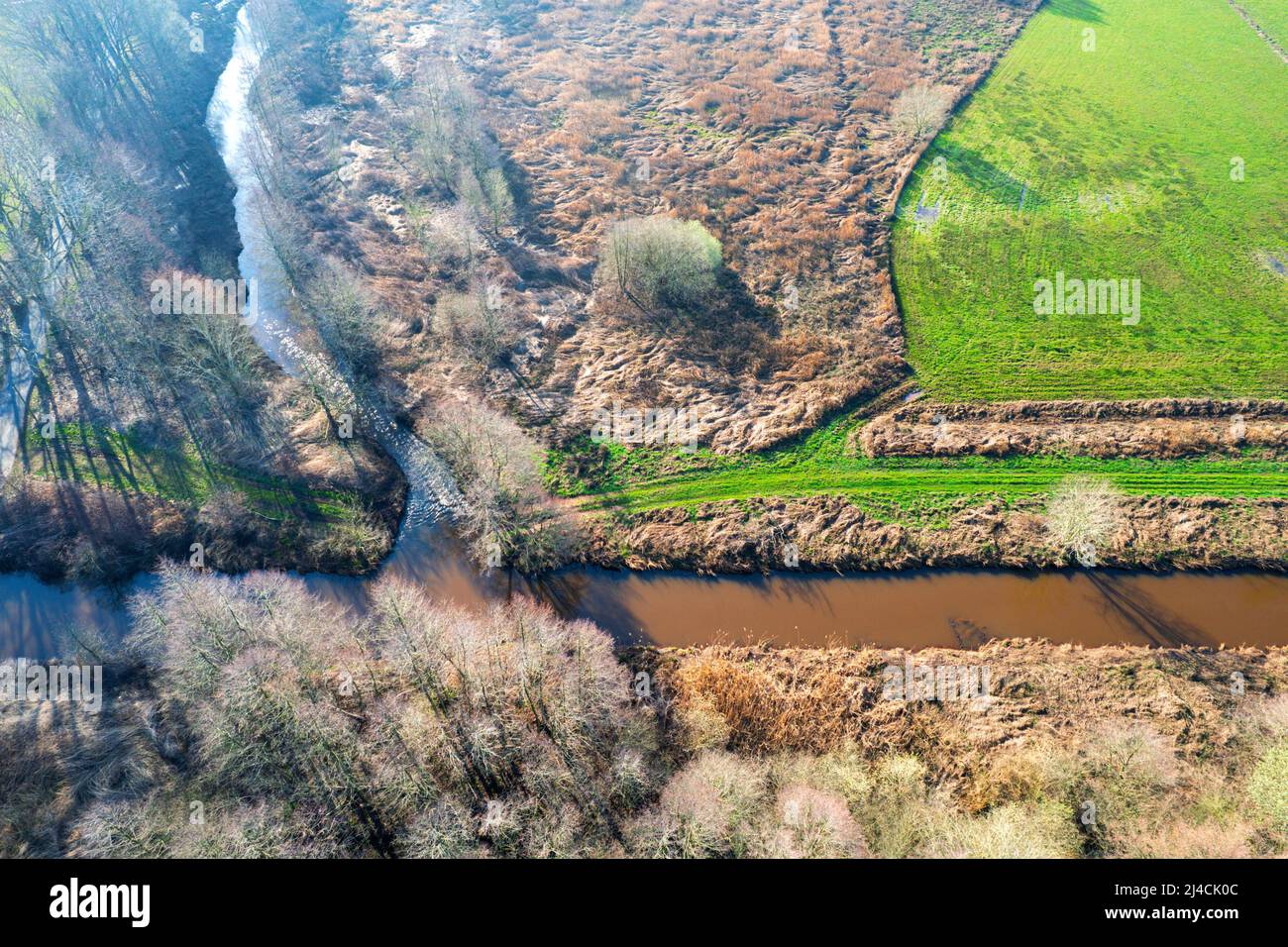 Mittelradde Luftaufnahme, Fluss durch Kulturlandschaft fließt, Abschnitt mit Ufervegetation, Drohnenaufnahme, Niedersachsen, Deutschland Stockfoto