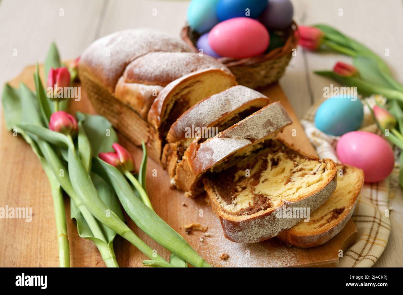 Nahaufnahme Rumänisches Osterbrot – Cozonac auf dem Ostertisch Stockfoto