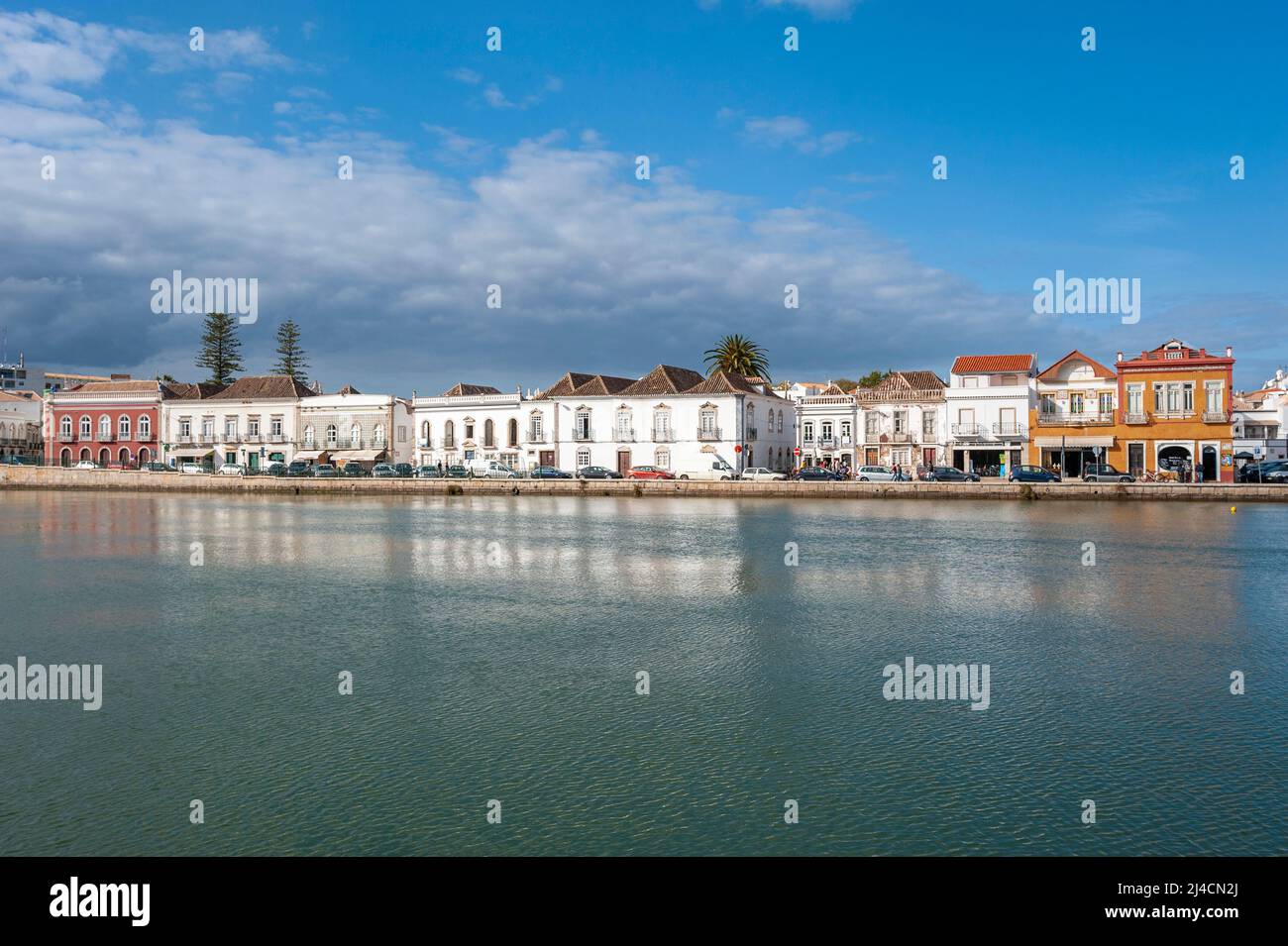 Historisches Stadtbild am Fluss Gilao, Tavira, Algarve, Portugal, Europa Stockfoto